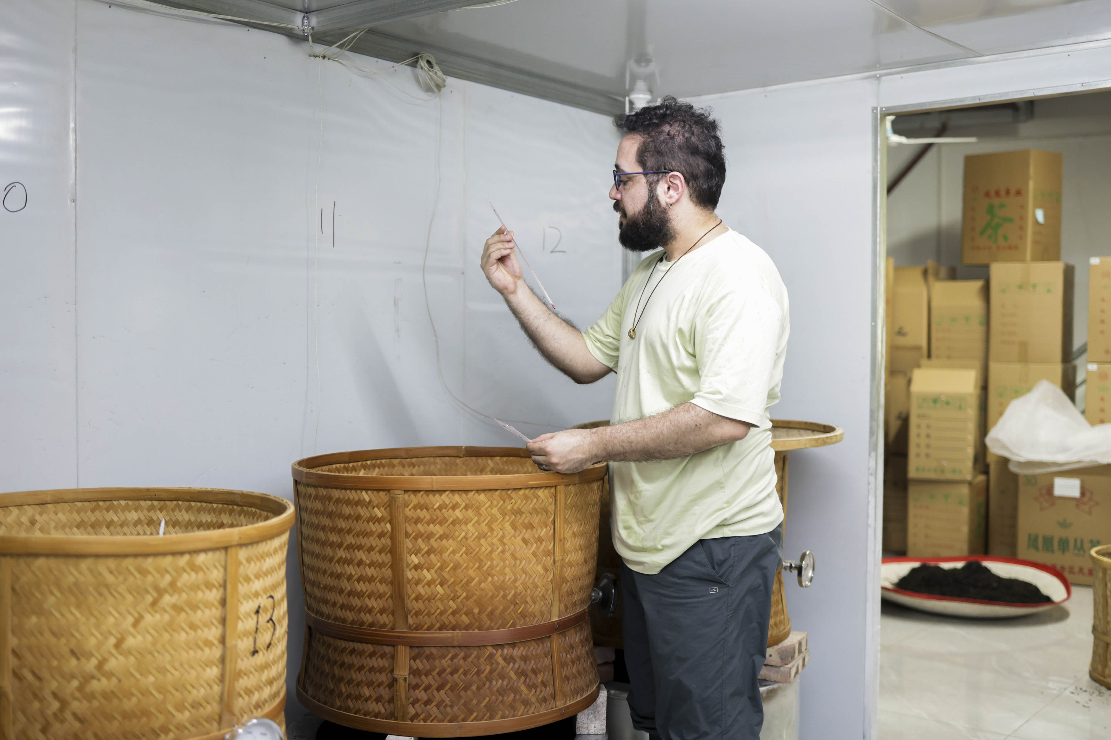 Nadi Biran is roasting dan cong in Chaozhou