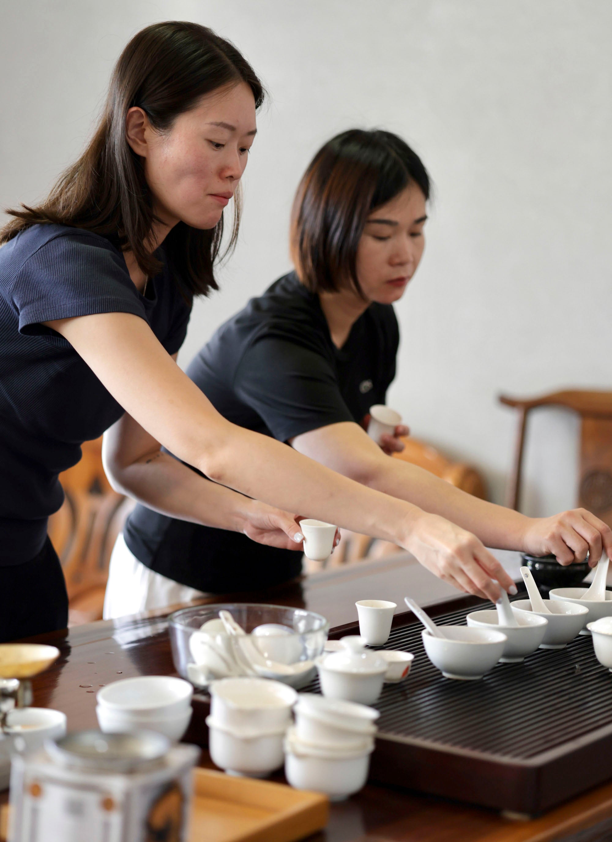Pink Luk is tasting wuyi yancha wulong tea in tea competition style right after the baking with local farmers.