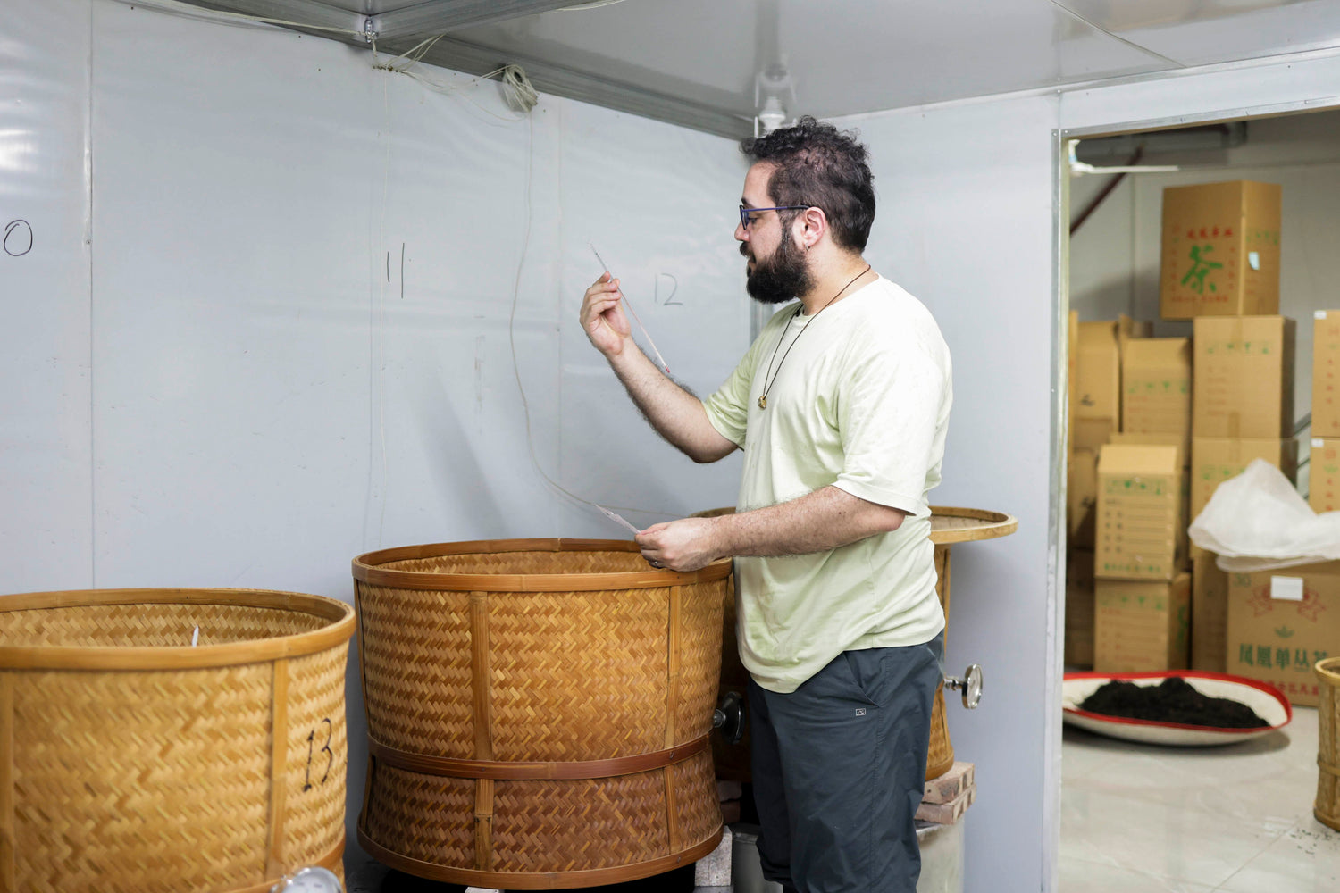 Nadi Biran is roasting dan cong in Chaozhou